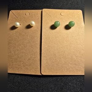 2 pairs stud earrings.‎ 1 green 1 pearl. Estate jewerly